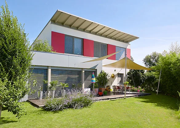 Moderner Neubau mit Garten