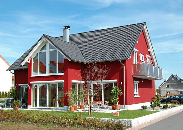 Roter Neubau mit großer Fensterfront