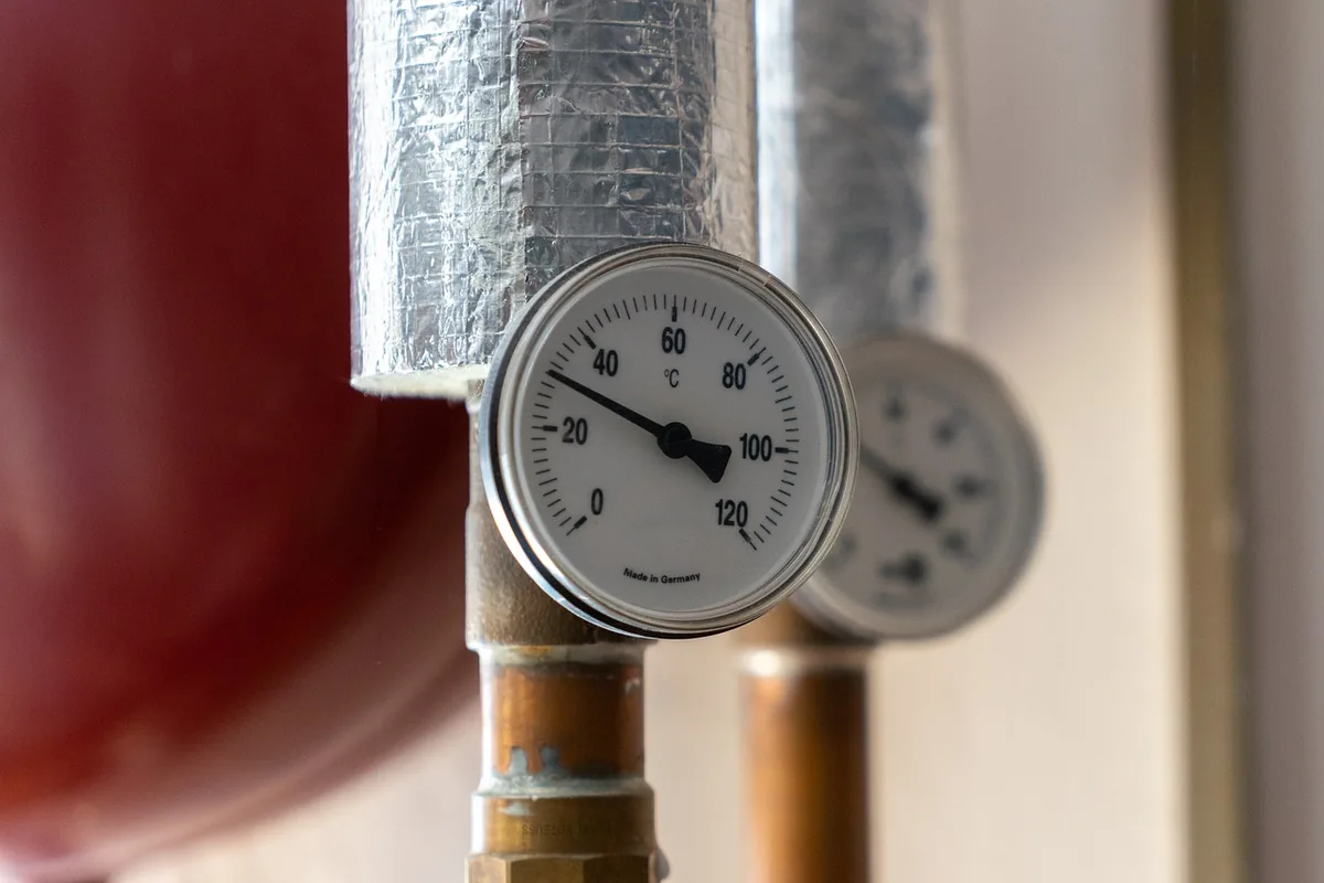 Thermometer an der Heizungsleitung